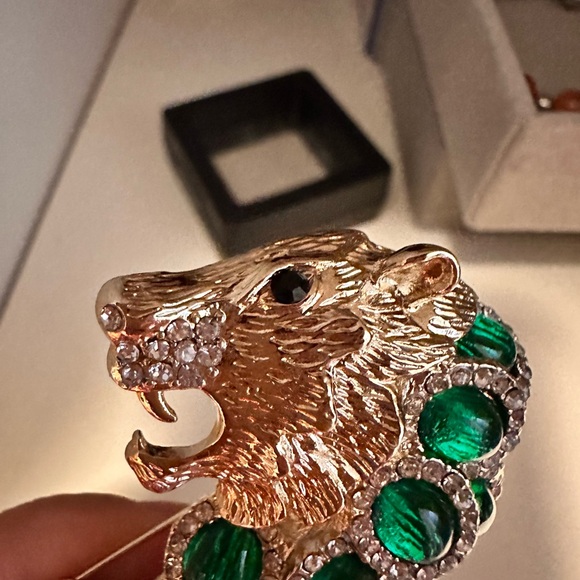 Elegant Gold and Green Lion Brooch - Picture 3 of 5